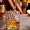 Zestaw prezentowy do whiskey w drewnianej skrzynce szklanki szczypce kamienne kostki